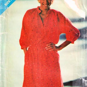 Puede incluir: Portada de patrón de costura vintage con una mujer con un vestido rojo con lunares. El vestido tiene cuello y mangas largas. El patrón está etiquetado "See & Sew 3240" con la talla A (S-M-L).