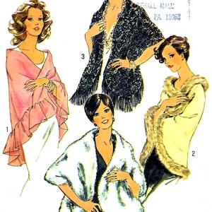 Puede incluir: Ilustración de moda vintage con cuatro chales. Un chal rosa con borde con volantes, un chal de encaje negro con flecos, un chal amarillo con ribete de piel y un chal de piel blanco.