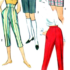 Può includere: Illustrazione di moda vintage con quattro outfit diversi. Include pantaloni rossi a vita alta, pantaloni capri a righe verdi e gialle, pantaloncini grigi e pantaloncini a quadri. Gli outfit sono abbinati a varie scarpe e accessori.