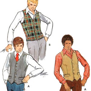 Puede incluir: Ilustración de tres hombres con chalecos. Un chaleco es de cuadros verdes, rojos y negros. Otro es gris con rayas verticales. El tercero es de color canela. Todos los chalecos son abotonados y se usan sobre camisas con cuello.