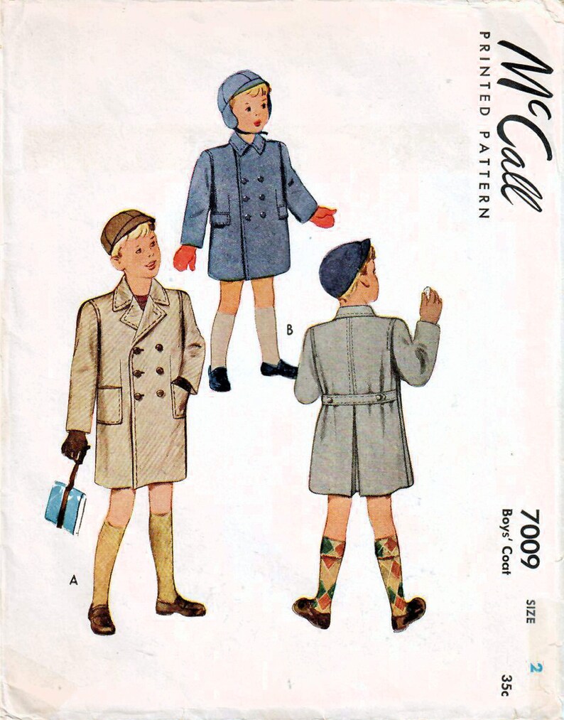 Puede incluir: Un patr&oacute;n de costura vintage de McCall's para un abrigo de ni&ntilde;o. El patr&oacute;n es para la talla 2, 35c. El patr&oacute;n muestra tres estilos diferentes de abrigos, todos con cierres de doble botonadura. Los abrigos se muestran en azul, beige y gris.