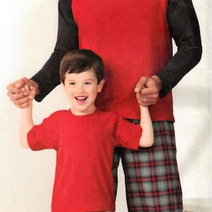 Peut inclure: Ensemble assorti de haut rouge et noir à manches raglan et de pantalon de pyjama à carreaux. L'enfant porte un t-shirt rouge et un short à carreaux. L'adulte porte un haut rouge et noir à manches raglan et un pantalon de pyjama à carreaux.