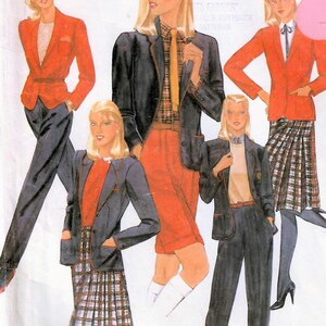 Puede incluir: Ilustración de moda femenina de los años 80. La imagen presenta figuras con blazers, faldas y pantalones en varios colores, incluyendo rojo, azul marino y estampados de cuadros. Los blazers tienen ribetes contrastantes.