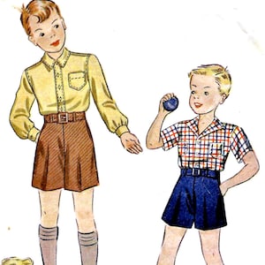 Op de afbeelding: Vintage illustratie van twee kinderen. Eén draagt een gele blouse en bruine shorts met een riem. De ander draagt een geruite blouse en een blauwe korte broek. Illustratie van kinderkleding uit vervlogen tijden.