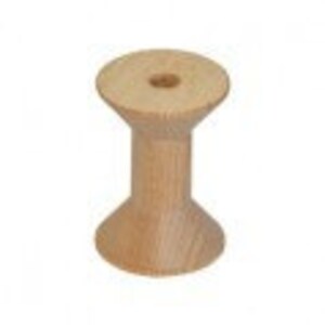 Puede incluir: Una bobina de madera con base y parte superior ensanchadas, y un centro cil&iacute;ndrico. La bobina est&aacute; hecha de madera de color claro y tiene un agujero perforado en el centro. La bobina probablemente se utiliza para manualidades o costura.