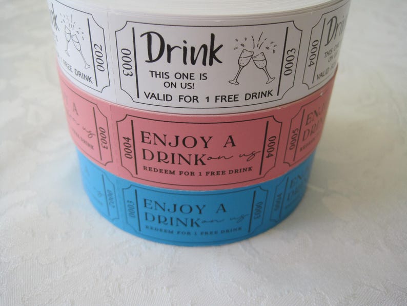 Puede incluir: Tres tickets de bebida de papel apilados con un dise&ntilde;o blanco, rosa y azul. El ticket superior dice "Drink This one is on us! Valid for 1 free drink". El ticket del medio dice "Enjoy a Drink on us. Redeem for 1 free drink". El ticket inferior dice "Enjoy a Drink on us. Redeem for 1 free drink".