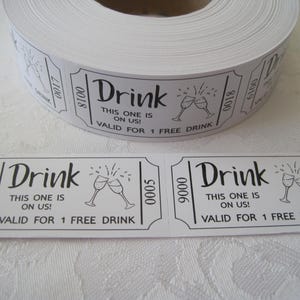 Op de afbeelding: Een rol witte dranktickets met zwarte tekst die "Drink This one is on us! Valid for 1 free drink" luidt. De tickets bevatten een zwart-witte illustratie van twee champagne glazen die klinken.