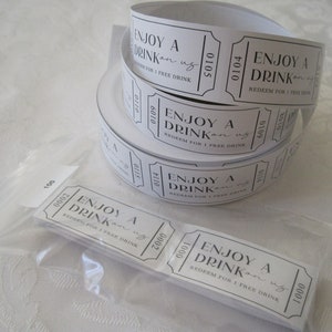 Puede incluir: Un rollo de tickets de bebida de papel blanco con texto negro que dice "Disfruta de una bebida por nuestra cuenta. Canjea por 1 bebida gratis".