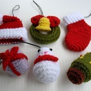 Miniature Crochet Pattern- CHRISTMAS- Cell Phone Charm  (00347)