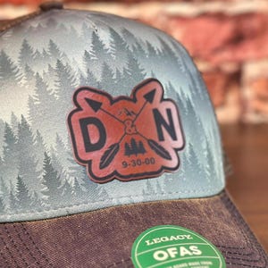 Chapeau personnalisé avec initiales et écusson date : cadeau d'anniversaire, de fiançailles, de mariage ou d'anniversaire personnalisé