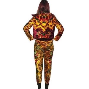 Uno de un tipo de traje de pantalón de terciopelo floral tamaño mediano