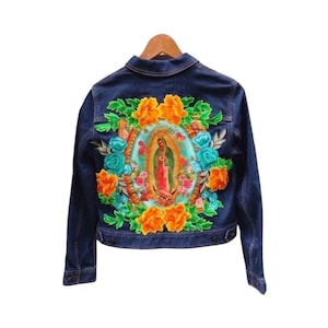 Chaqueta vaquera con apliques de la Virgen de Guadalupe, mediana