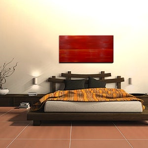 K&ouml;nnte beinhalten: Ein modernes Schlafzimmer mit einem Holzbettgestell und einem roten abstrakten Gem&auml;lde an der Wand. Das Bett hat eine gelbe und orangefarbene gemusterte Decke und ein braunes Holz-Kopfteil.