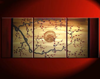 Ramo di pittura in fiori di prugna nodoso e luna su trittico acrilico in tela oro e rossa che dipinge l'arte murale giapponese personalizzata