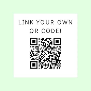 Op de afbeelding: Witte kaart met zwarte tekst die "LINK YOUR OWN QR CODE!" luidt en een zwart-witte QR-code.