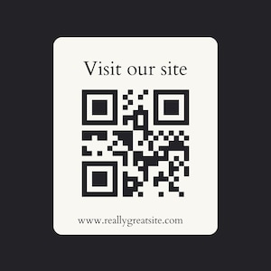 Op de afbeelding: Zwart-witte QR-code met de tekst "Bezoek onze site" erboven en "www.reallygreatsite.com" eronder.