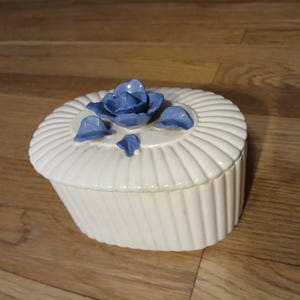 Pretty porcelain trinket or face powder box - 6 x 5 x4 - Circa 1940&#39;s