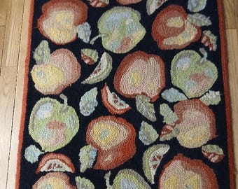 Preciosa alfombra de lana de Nueva Zelanda tejida a mano con diseño de manzana - 60 cm x 90 cm - de la compañía C
