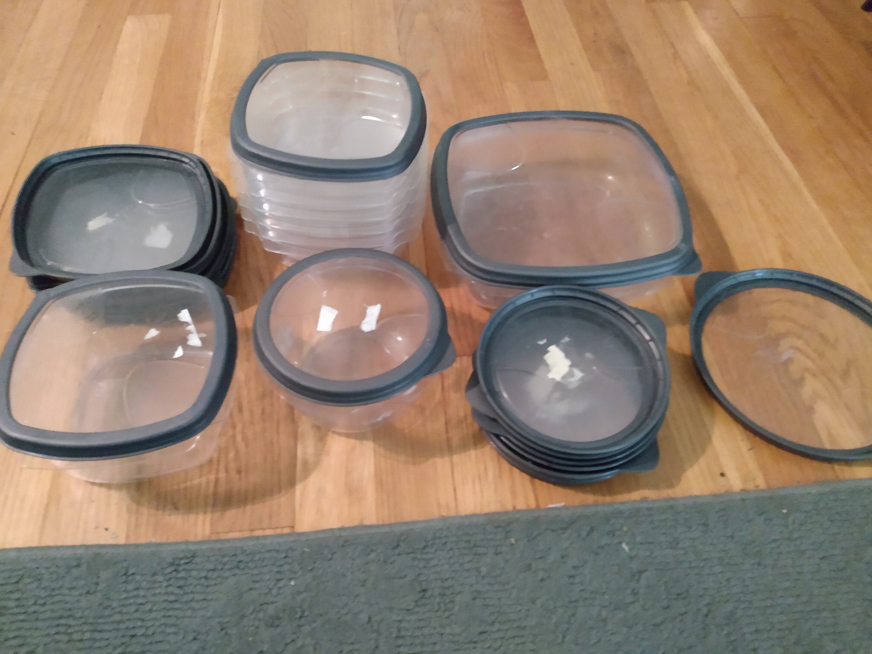 Rubbermaid (StainShield) food storage containers (new)