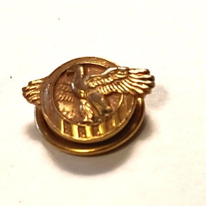 Nice Gold Tone WW2 US Army Ruptured Duck Honorable Discharge Veteran Screw Back Pin