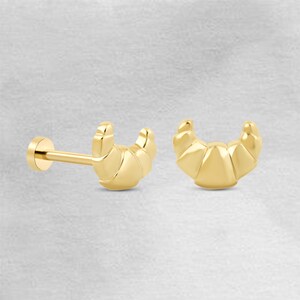 Pendiente de croissant de oro de 14 quilates, pendiente de botón de panadería delicada, pendiente de caracola de 18 g, perforación de cartílago de 14 quilates, hélice con parte posterior plana y roscada, joyería para uso diario.