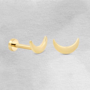 Brinco de ouro verdadeiro 14K em formato de lua pequena/brinco minimalista delicado/brinco de hélice/concha com parte traseira plana/brinco celestial/piercing crescente/lua de cartilagem 18G