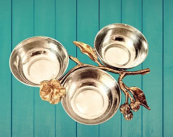 Ensemble de trois bols en laiton décorés de fleurs et de baies, petits bols en forme de nid à noix, branche sculptée en laiton, bols en acier inoxydable finition argentée