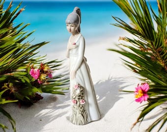 Gama Porcelain figurine Vintage Valencia Spain Art Deco Lady with flower bouquet 1970s