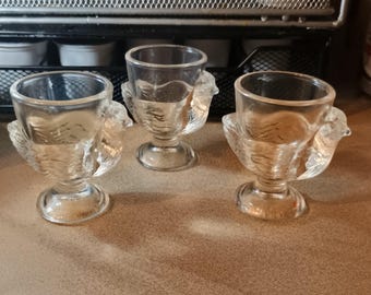 Coquetiers vintage en verre transparent, motif poule, fabriqués en France, lot de 3, cadeau idéal pour un brunch.
