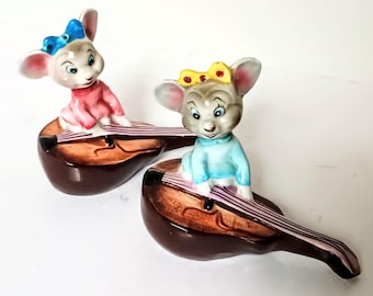 Salière et poivrière anthropomorphes vintage PY Miyao représentant une souris assise sur un violoncelle ou un violon
