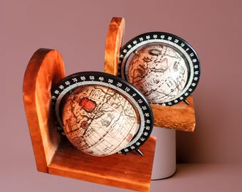 Serre-livres vintage en forme de globe terrestre avec socles en bois biseautés, motif carte du monde ancienne. Idée cadeau pour une bibliothèque ou un salon.