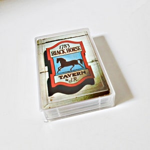 Cartes à jouer vintage, 1783 Black Horse Tavern par J R, étui en plastique, cartes texturées en lin, taille 3,5 x 2,25 par US Playing Cards Co.