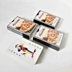 Pizza Playing Cards, c'était un jour de pluie à Pizzaville, jeu complet de 54 cartes dont deux jokers scellés un ouvert les trois jeux mais complet