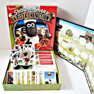 Shaun le mouton A Pizza the Action 4 ans + 2 à 4 joueurs, Aardman et Outset, jeu de société unique, 6 jetons mouton, 54 cartes, règles à l'intérieur