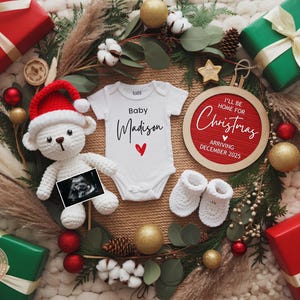Annuncio di gravidanza a Natale, Annuncio di nascita a dicembre, Annuncio di genere neutro, Annuncio sui social media per le feste, Modello modificabile CP0086