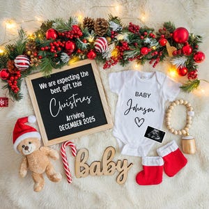 Annuncio di gravidanza digitale natalizio, nascita prevista a dicembre, modello neutro modificabile per le festività, rivelazione del sesso del bambino, social media CP0003