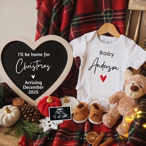Annuncio di gravidanza digitale per Natale in scadenza a dicembre Annuncio del bambino Rivelazione del sesso Neutro "Sarò a casa per Natale" Modello CP0039