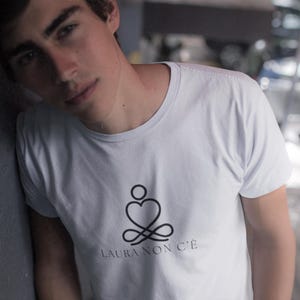 Unisex Kurzarm-T-Shirt: Italienischer Song-Slogan „Laura Non C'è“