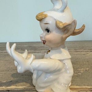 Figurina di elfo folletto di metà secolo, anni &#39;50, in ceramica con orecchie a punta, decorazione natalizia / Giappone