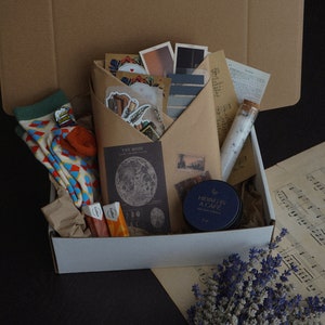 Blind Date With a Book Gift Box, Bookish Gift, Friend Gift, Bookworm, Mystery Book, Personalized Gift, Birthday Gift, Summer, Vacation, Gift