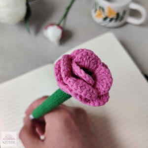 かぎ針編みの花柄ペンシルカバー、手作りのかぎ針編みペンシルスリーブ、ピンクのデザインのブックアクセサリー、読者へのギフト、オフィスの装飾、花柄の文房具