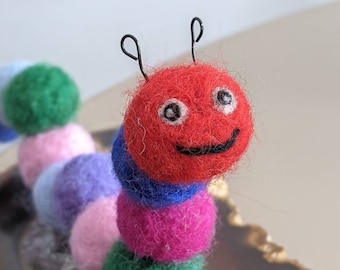 Ornement de chenille, Chenille de feutre, Miniature feutrée, Cadeau unique, Ornement de Noël