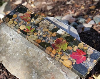 Plateau à fromage en galets du lac Supérieur avec feuilles | Décoration artisanale unique et naturelle pour la maison | Cadeau idéal pour un mariage sur le thème de l'eau au Canada
