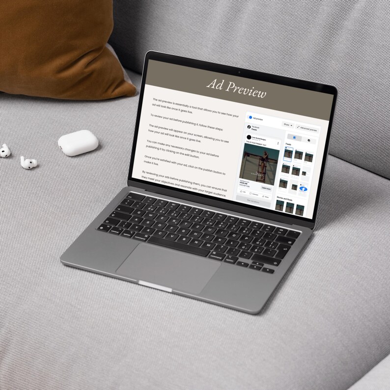 Op de afbeelding: Een laptopscherm dat een voorbeeld van een advertentie op sociale media weergeeft. De advertentie toont een vrouw in een witte jurk en zonnebril, die op een strand staat. De tekst op het scherm luidt "Advertentievoorbeeld".