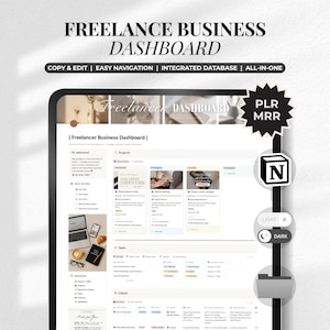 Könnte beinhalten: Ein digitaler Bildschirm zeigt ein "Freelance Business Dashboard" mit dem Text "Copy & Edit | Easy Navigation | Integrated Database | All-in-One." Das Dashboard enthält Abschnitte für Projekte, Aufgaben und Kunden, mit einem "PLR MRR"-Symbol.