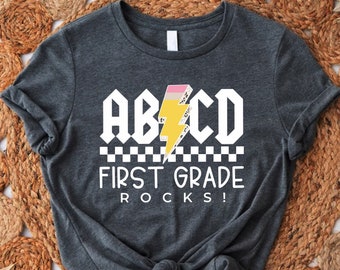 Camiseta de maestro de primer grado ABCD Rocks, camisetas de maestro de primer grado, camisa de maestro a cuadros, regalo de agradecimiento para maestros, camiseta de maestro de primer grado