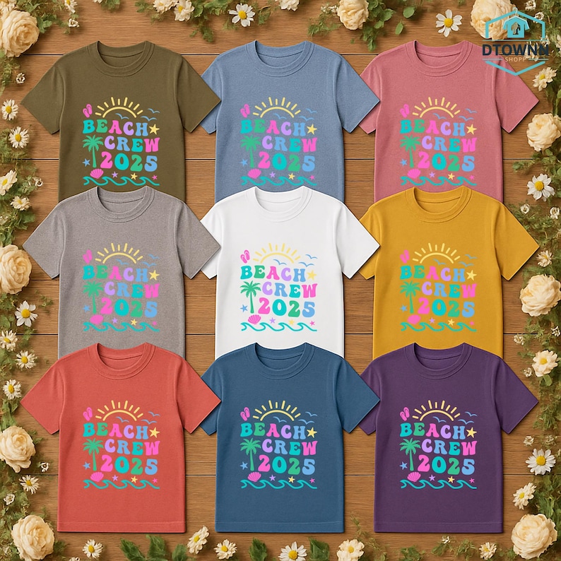 Puede incluir: Nueve camisetas coloridas con el texto "BEACH CREW 2025" en una fuente juguetona. El dise&ntilde;o incluye un sol, una palmera y olas. Las camisetas son de varios colores, como verde oliva, azul, rosa y blanco.