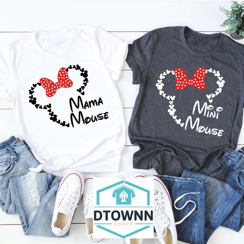 K&ouml;nnte beinhalten: Zwei T-Shirts mit einem Mickey-Mouse-Kopf-Design. Das wei&szlig;e T-Shirt sagt "Mama Mouse" und das graue T-Shirt sagt "My Mini Mouse".