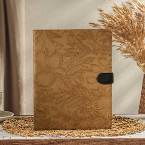 Étui pour iPad en cuir végétalien Carving Flower marron, Pad Pro 2024, Étui 2022/2021, iPad Air 2025/24 Housse pour iPad 2024 2025, Cadeaux personnalisés