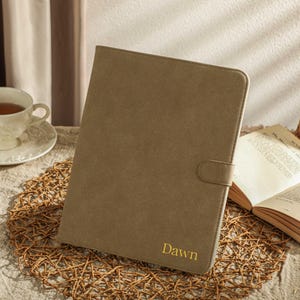 Étui pour iPad en cuir brossé marron clair, Stamping Pad Pro 2024, Étui 2022/2021, iPad Air 2025/24 Housse pour iPad 2024 2025, Cadeaux personnalisés